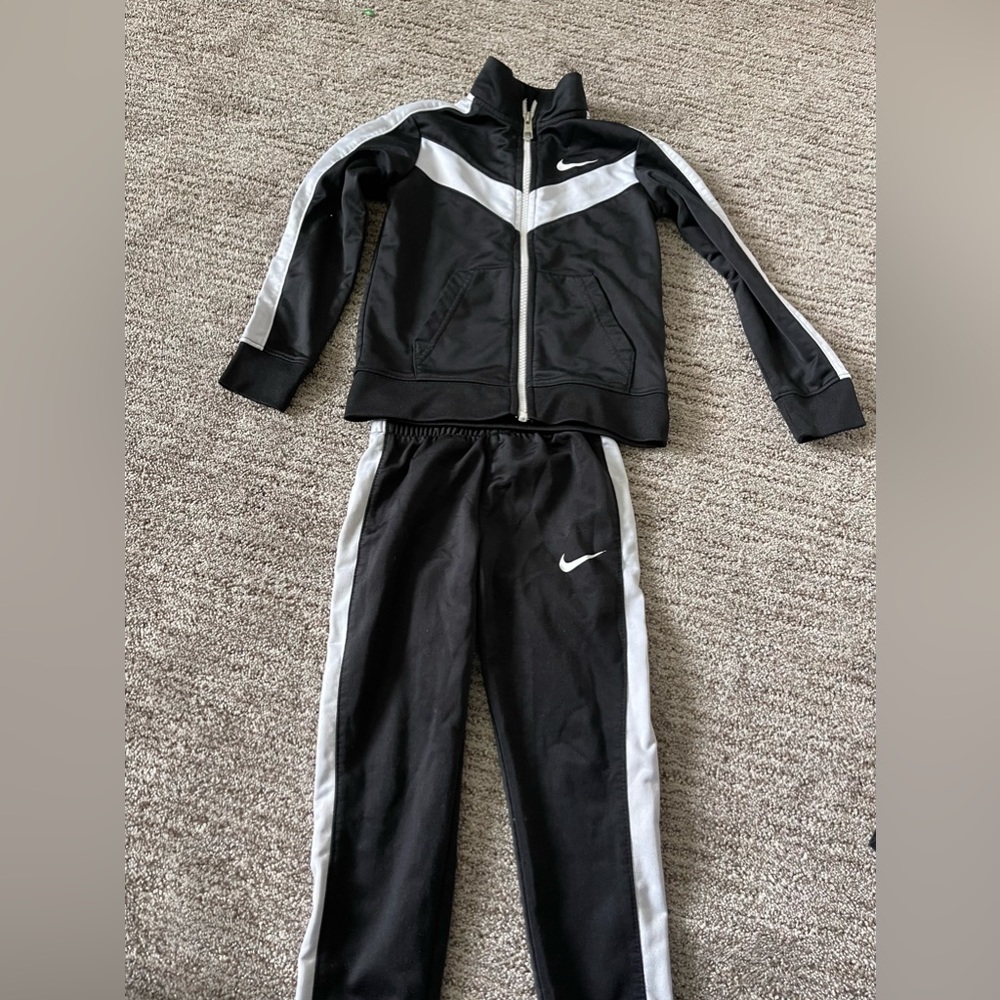 Nike Toddler Black Tracksuit size XS (3-4T).